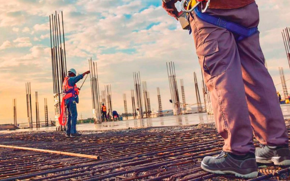 Técnicos supervisando una obra de reforma