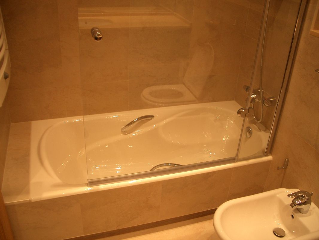 Baño con bañera tradicional