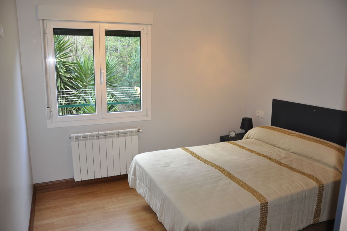 Dormitorio renovado con suelo de madera