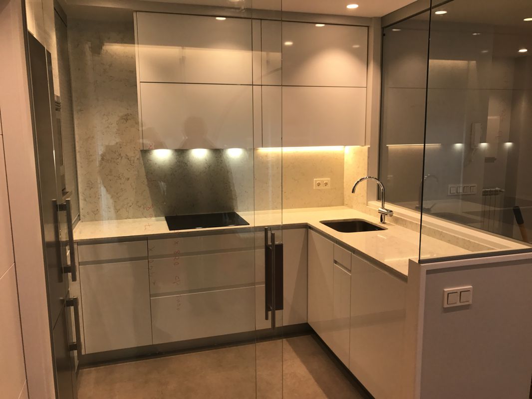 Cocina reformada con muebles a medida e iluminación LED