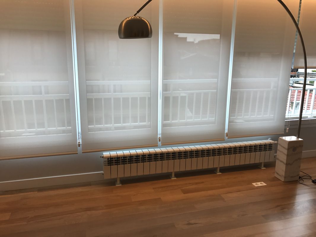 Salón con suelo de parquet de madera natural