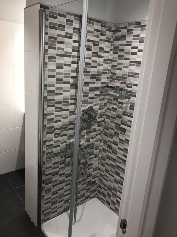 Ducha con plato extraplano y alicatado tipo mosaico