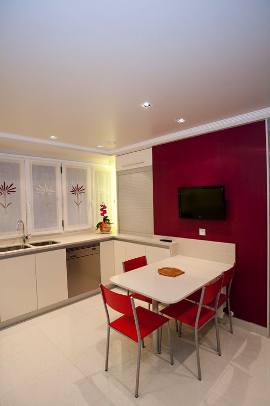 Cocina reformada con office y pared de color